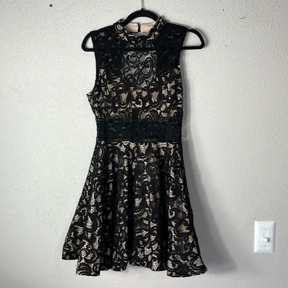 Windsor black lace and silk formal no sleeve mini dress with cut out Sz M